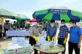 Lực lượng chức năng kiểm đếm vật chứng tại chỗ trước khi tiêu hủy. (Nguồn: Báo Quảng Ninh)