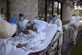 Nhân viên y tế chuyển bệnh nhân COVID-29 tại trung tâm y tế ở Houston, Texas, Mỹ. (Ảnh: AFP/TTXVN)