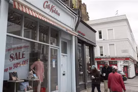 Một cửa hàng tại London, Anh, đóng cửa trong bối cảnh dịch COVID-19 lan rộng. (Ảnh: THX/TTXVN)