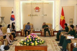 Thượng tướng Nguyễn Chí Vịnh, Thứ trưởng Bộ Quốc phòng, tiếp ông Cho Han-Deog, Giám đốc Cơ quan Hợp tác quốc tế Hàn Quốc (KOICA) tại Việt Nam. (Ảnh: TTXVN phát)