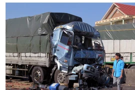 Hiện trường vụ tai nạn, đầu xe tải 29C-899.10 bị bẹp dúm, tài xế tử vong tại chỗ. (Ảnh: Xuân Triệu/TTXVN)