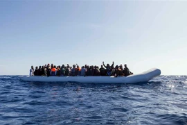 Người di cư vượt Địa Trung Hải để sang châu Âu. (Ảnh: AFP/TTXVN)
