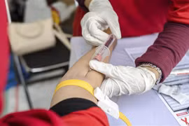 Xét nghiệm HIV/AIDS tại một cơ sở y tế ở Bandung, Indonesia. (Ảnh: THX/TTXVN)