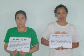 Hai đối tượng tổ chức đưa đón người xuất nhập cảnh trái phép vào Việt Nam bị lực lượng biên phòng Chi Ma bắt giữ. (Ảnh: TTXVN phát)