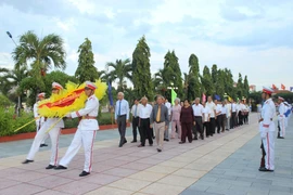 Đoàn đại biểu Tỉnh ủy Phú Yên đặt vòng hoa và dâng hương tại Nghĩa trang liệt sĩ tỉnh. (Nguồn: Báo Phú Yên)
