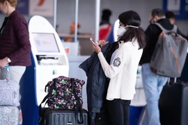 Người dân đeo khẩu trang để phòng tránh lây nhiễm COVID-19 tại sân bay Charles de Gaulle ở Roissy, gần Paris, Pháp. (Ảnh: THX/TTXVN)