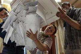 Các thành viên Ủy ban bầu cử địa phương kiểm phiếu trưng cầu dân ý về sửa đổi Hiến pháp ở một điểm bỏ phiếu tại Moskva. (Ảnh: AFP/TTXVN)