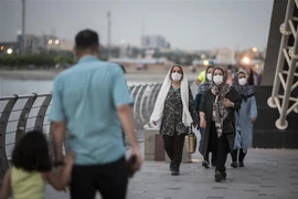 Người dân đeo khẩu trang phòng lây nhiễm COVID-19 tại Tehran, Iran. (Ảnh: THX/TTXVN)