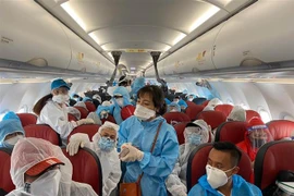 Công dân Việt Nam trên chuyến bay từ Indonesia về nước. (Ảnh: Hữu Chiến/TTXVN)
