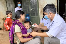 Nhân viên y tế tỉnh Gia Lai thực hiện khám sàng lọc cho người dân tại làng Bông Hiot, xã Hải Yang, huyện Đak Đoa, nơi có ca bệnh bạch hầu tử vong. (Ảnh: Quang Thái/TTXVN)