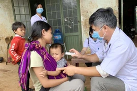 Nhân viên y tế tỉnh Gia Lai thực hiện khám sàng lọc cho người dân tại làng Bông Hiot, xã Hải Yang, huyện Đak Đoa, nơi có ca bệnh bạch hầu tử vong. (Ảnh: Quang Thái/TTXVN)