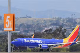 Máy bay của hãng hàng không Southwest Airlines hạ cánh xuống sân bay quốc tế Los Angeles, California, Mỹ. (Ảnh: AFP/TTXVN)