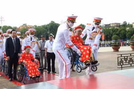 Đoàn đại biểu Bà mẹ Việt Nam anh hùng viếng Lăng Chủ tịch Hồ Chí Minh. (Ảnh: Anh Tuấn/TTXVN)