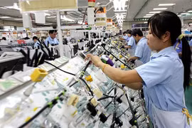 Một dây chuyền lắp ráp hệ thống dây dẫn điện cho các loại ôtô, xuất khẩu sang thị trường Mỹ. (Ảnh: Huy Hùng/TTXVN)