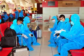 Các công dân Việt Nam tạisân bay José Martí, La Habana (Cuba) trước giờ lên máy bay về nước. (Ảnh: Vũ Lê Hà/TTXVN)