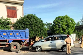 Quảng Trị: Ôtô 7 chỗ tông vào đuôi ôtô tải, 4 người bị thương