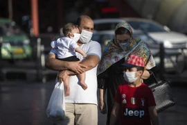 Người dân đeo khẩu trang phòng lây nhiễm COVID-19 tại Tehran, Iran. (Ảnh: THX/TTXVN)