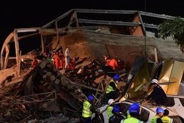 Nhân viên cứu hộ tìm kiếm các nạn nhân trong vụ sập khách sạn ở Tuyền Châu, tỉnh Phúc kiến, Trung Quốc. (Ảnh: THX/TTXVN)