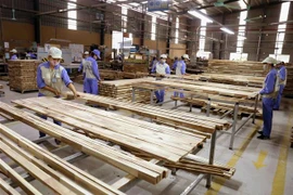 Sản xuất sản phẩm đồ gỗ xuất khẩu sang thị trường EU của Công ty CP WOODSLAND Tuyên Quang. (Ảnh: Vũ Sinh/TTXVN)