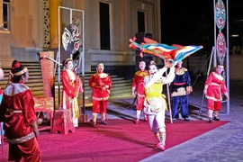 Các nghệ sỹ Nhà hát Nghệ thuật truyền thống tỉnh Khánh Hòa biểu diễn phục vụ người dân và du khách. (Ảnh: Nguyễn Dũng/TTXVN)