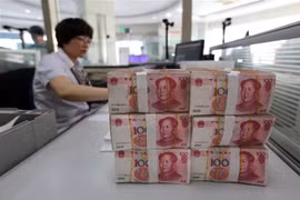 Đồng nhân dân tệ tại một ngân hàng ở Giang Tô, Trung Quốc. (Ảnh: AFP/TTXVN)