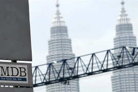 Biển quảng cáo Quỹ đầu tư nhà nước Malaysia (1MDB) bên ngoài một tòa nhà ở Kuala Lumpur, Malaysia. (Ảnh: AFP/TTXVN)