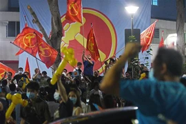 Những người ủng hộ đảng Công nhân đối lập Singapore tuần hành tại Singapore City khi kết quả tổng tuyển cử được công bố. (Ảnh: THX/TTXVN)