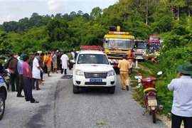 Các lực lượng chức năng được huy động để cấp cứu người bị nạn. (Ảnh: Cao Nguyên/TTXVN)