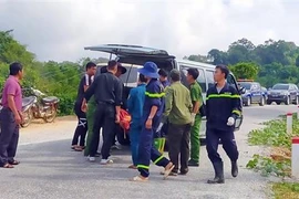 Đưa người bị thương đi cấp cứu. (Ảnh: Cao Nguyên/TTXVN)