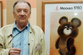 Họa sỹ Viktor Chizhikov chụp ảnh lưu niệm bên cạnh bức tranh gấu Misha - linh vật của Olympic Moskva 1980. (Ảnh: TheSaxon/TTXVN)