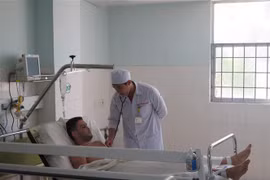 Bệnh nhân Roman Stravrov sau khi lọc máu có thể thở chậm, tình trạng sức khỏe cải thiện. (Ảnh: Phan Sáu/TTXVN)