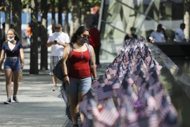 Người dân đeo khẩu trang phòng lây nhiễm COVID-19 tại New York, Mỹ. (Ảnh: THX/TTXVN)