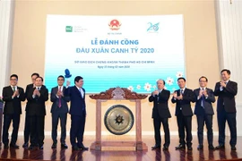 Lễ đánh cồng khai phiên giao dịch đầu xuân Canh Tý 2020. (Ảnh: TTXVN phát)