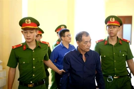 Bị cáo Trầm Bê, nguyên Phó Chủ tịch Hội đồng quản trị Ngân hàng Phương Nam, ra hầu tòa. (Ảnh: Thành Chung/TTXVN)