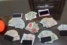 Tang vật thu giữ tại hiện trường một vụ đánh bạc. (Ảnh: Võ Dung/TTXVN)