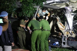 Các lực lượng khám nghiệm hiện trường, điều tra nguyên nhân vụ tai nạn. (Ảnh: Nguyễn Thanh/TTXVN)