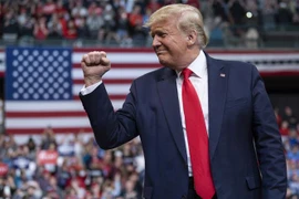 Tổng thống Mỹ Donald Trump phát biểu trước người ủng hộ tại cuộc vận động tranh cử ở Manchester, New Hampshire. (Ảnh: AFP/TTXVN)