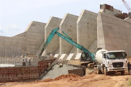 Thi công hệ thống công trình tràn xả lũ dự án hồ chứa nước Mỹ Lâm. (Ảnh: Phạm Cường/TTXVN)