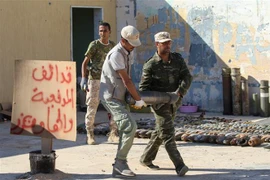Binh sỹ Chính phủ Đoàn kết Dân tộc Libya (GNA) được Liên hợp quốc ủng hộ kiểm tra vũ khí đạn dược trước khi đem xử lý tại Tripoli , Libya. (Ảnh: AFP/TTXVN)