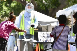Một điểm xét nghiệm COVID-19 tại Los Angeles, bang California, Mỹ. (Ảnh: AFP/TTXVN)