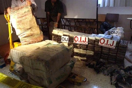 Cảnh sát trưng bày số cocain thu giữ tại San Jose, Costa Rica. (Ảnh: AFP/TTXVN)