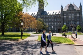 Sinh viên đeo khẩu trang phòng lây nhiễm COVID-19 tại trường đại học Georgetown ở Washington, DC, Mỹ. (Ảnh: AFP/TTXVN)