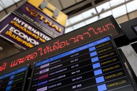 Bảng thông báo các chuyến bay bị hủy do dịch COVID-19 tại sân bay Suvarnabhumi ở Bangkok, Thái Lan. (Ảnh: AFP/TTXVN)