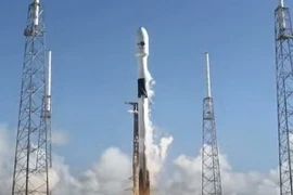 Tên lửa đẩy Falcon 9 của SpaceX (Mỹ) mang theo vệ tinh Anasis-II của Hàn Quốc rời bệ phóng tại Trung tâm Vũ trụ Kennedy ở Florida, Mỹ. (Ảnh: Yonhap/TTXVN) 