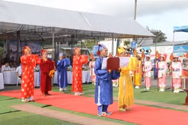 Lễ hội mở màn bằng các nghi lễ truyền thống, trang nghiêm, thành kính để tạ ơn thần sông, thần biển đã cho mưa thuận, gió hòa, trời yên, biển lặng, tôm cá đầy khoang, mùa màng tươi tốt. (Ảnh: Hoa Mai/TTXVN)