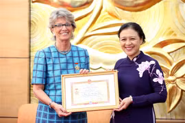 Chủ tịch Liên hiệp các tổ chức Hữu nghị Nguyễn Phương Nga trao Kỷ niệm chương cho Đại sứ Đặc mệnh toàn quyền Vương quốc Tây Ban Nha tại Việt Nam María Jesús Figa López-Palop. (Ảnh: Văn Điệp/TTXVN)