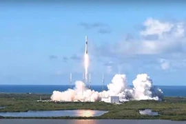 Tên lửa đẩy Falcon 9 của SpaceX (Mỹ) mang theo vệ tinh Anasis-II của Hàn Quốc rời bệ phóng tại Trung tâm Vũ trụ Kennedy ở Florida, Mỹ. (Ảnh: Yonhap/TTXVN)