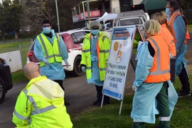Nhân viên y tế tại một điểm xét nghiệm COVID-19 ở Picton, Australia. (Ảnh: AFP/TTXVN)