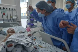 Phó Chủ tịch nước Đặng Thị Ngọc Thịnh thăm cặp song sinh Trúc Nhi-Diệu Nhi. (Ảnh: Đinh Hằng/TTXVN)