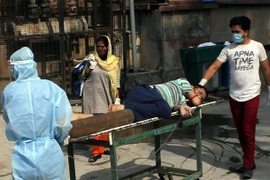 Chuyển bệnh nhân nghi mắc COVID-19 vào một bệnh viện ở New Delhi, Ấn Độ. (Ảnh: THX/TTXVN)